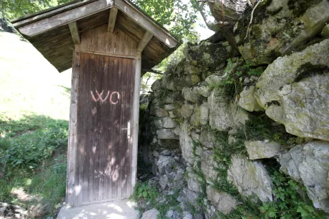 WC stranišče štrbunk znak tabla hišica vaš razgled 24 070 / Foto: Gorazd Kavčič