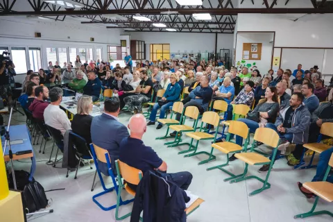 Lansko srečanje s krajani na temo zaščite pred plazovi je bilo odlično obiskano. / Foto: arhiv Gorenjskega glasa (Nik Bertoncelj)