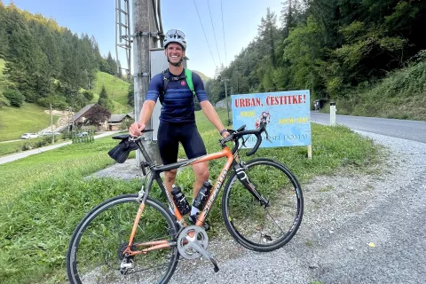 Ob prihodu domov sta ga pričakala dva plakata dobrodošlice, eden na krožišču v Poljanah, drugi tik pred domom v Bukovem Vrhu. / Foto: osebni arhiv