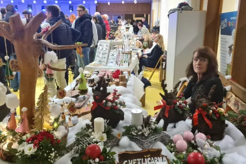 Do zadnjega kotička polna avla Osnovne šole F. S. Finžgarja Lesce, kjer so v soboto pripravili praznični leški sejem / Foto: Marjana Ahačič