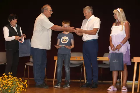 Vasilij Novak, predstavnik petih solastnikov, je ključe Kavove hiše predal županu Radovljice Cirilu Globočniku. / Foto: Gorazd Kavčič