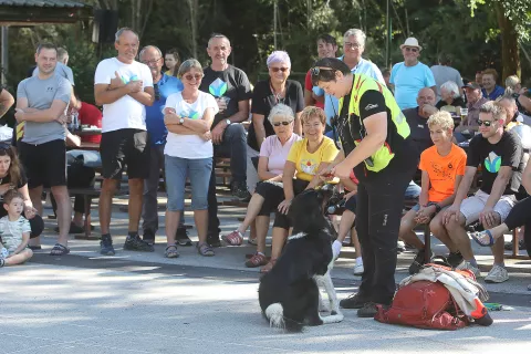 Prikaz reševanja z reševalnimi psi je pripravilo Kinološko društvo Storžič, na fotografiji sta tudi vodnica, domačinka Marinka Valjavec, in njen pes. / Foto: Gorazd Kavčič