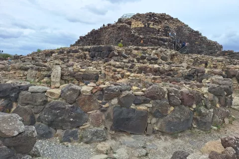 Su Nuraxi je naselbina, ki jo sestavljajo nuraghe iz sedemnajstega stoletja pred našim štetjem. / Foto: Vilma Stanovnik