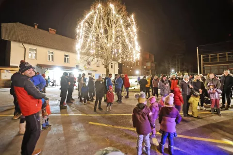 Vlogo novoletnega drevesca so letos na Jezerskem zaupali lipi. / Foto: Tina Dokl