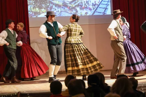 Božično potovanje novoletni koncert Folklorna skupina Bled Kulturno umetniško društvo Bled gostje Mešani pevski zbor Lipnica / Foto: Tina Dokl