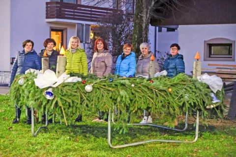 Gasilke iz Srednje vasi so ustvarile velikanski adventni venec. / Foto: Tina Dokl