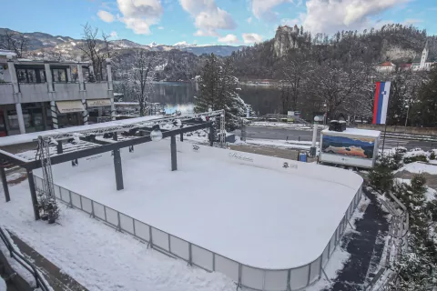 V soboto so na spodnji ploščadi Trgovskega centra Bled odprli trajnostno drsališče iz umetne mase. / Foto: Gorazd Kavčič