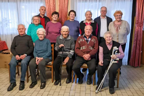 Nakelski jubilanti z županom Ivanom Megličem in predsednikom DU Naklo Jožetom Kajinom / Foto: Tina Dokl