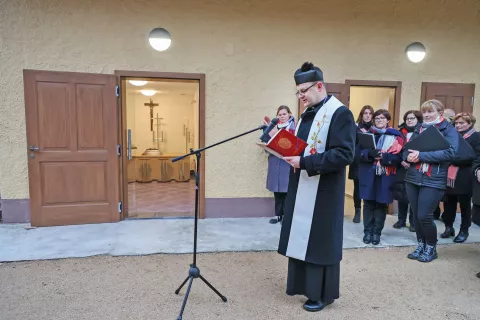 Poslovilni objekt je blagoslovil šenčurski župnik Urban Kokalj. / Foto: Tina Dokl