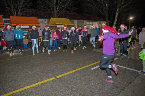 Pred tekom so se morali Božički dobro ogreti. / Foto: Primož Pičulin