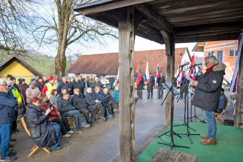 Slavnostni govornik na spominski slovesnosti ob 83. obletnici Poljanske vstaje je bil Uroš Lipušček. / Foto: Primož Pičulin