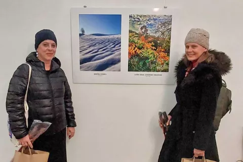 Avtorja zmagovalnih fotografij sta Rok Šarić (nagrado je v njegovem imenu prevzela Damjana Uršič) in Silva Frelih. / Foto: Arhiv Občine Škofja Loka