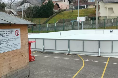 Drsališče z umetno maso so letos postavili na športno igrišče na Blejski Dobravi. / Foto: arhiv Zavoda za šport Jesenice