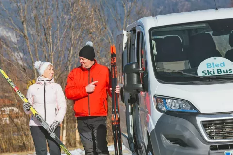 Smučarski avtobus, ki povezuje Bled s smučarskimi središči, bo vozil od 20. decembra do 2. marca. / Foto: Arhiv Jz Turizem Bled