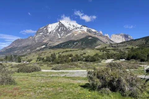 Začetek poti proti in pogled na gorovje parka, kjer se v ozadju že prikazujejo slavni granitni stolpi. / Foto:  