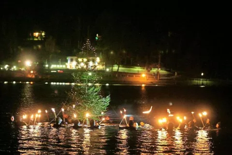 Letošnji potop božičnega drevesca v jezero Črnava bo na božični dan in še posebej slovesen. / Foto: Tina Dokl