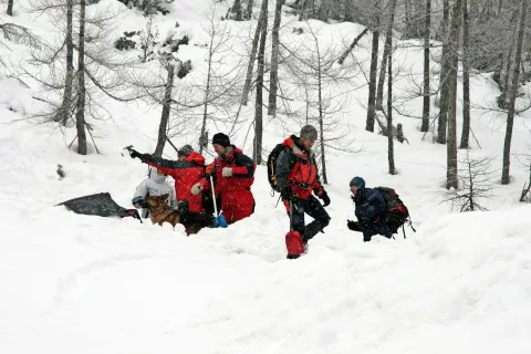 Gorski reševalci so iskanje domnevno zasutih v snežnem plazu do nadaljnjega prekinili. / Foto: 