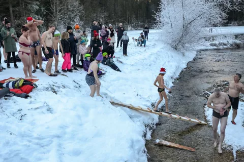 zamrznjeno jezero in skok v novo leto Jezersko sprehod po ledu / Foto: Tina Dokl