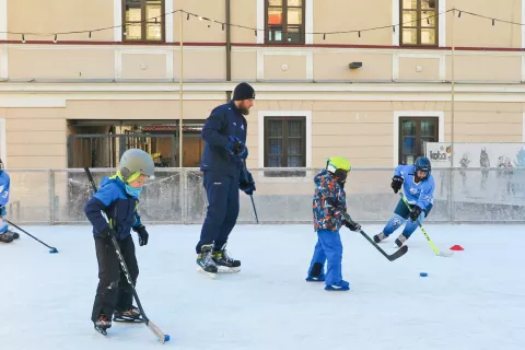 Mladi igralci Triglava in trener Domen Jemec so na drsališču v Škofji Loki mladim predstavili hokejsko igro. / Foto: Vilma Stanovnik