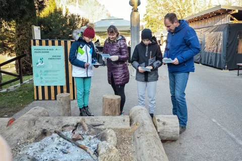 Na posameznih točkah so obiskovalce čakale uganke, povezane z zgodovino in znamenitostmi Bleda, ter miselni izzivi, ki so zahtevali skupinsko razmišljanje. / Foto: Tina Dokl