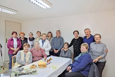 Prostovoljke iz projekta Starejši za starejše pri Društvu upokojencev Naklo in gostje na srečanju v Dupljah / Foto: Jože Košnjek