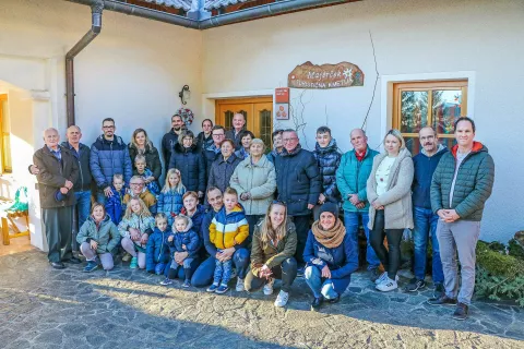 Majerčkova mama je praznovala devetdeseti rojstni dan v družbi najbližjih. Ivanka Šavs na fotografiji stoji na sredini v drugi vrsti, pred sorodnikom z očali. / Foto: Alenka Brun