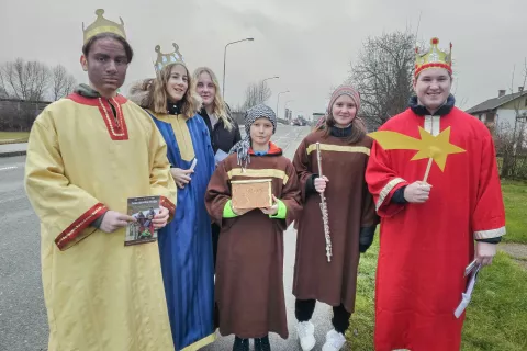 Po ulicah Primskovega so se podale tri skupine kolednikov. / Foto: Petra Bandelj