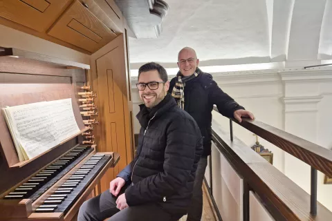 Luka Posavec je bil prvi organist, ki je letos zaigral na koncertu cikla Orgle opoldne, Klemen Karlin pa je tisti, ki že več kot eno leto bdi nad izbranim programom cikla. / Foto: Klara Mrak