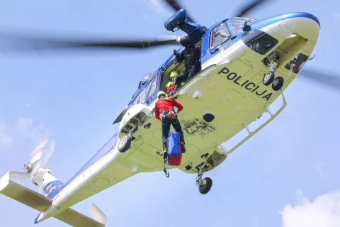 V policiji zagotavljajo, da bosta nova helikopterja namenjena samo izvajanju helikopterske nujne medicinske pomoči, o čemer pa v NSi dvomijo. / Foto: Tina Dokl, Arhiv Gg