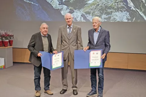 Priznanji je Francu Ekarju in Francetu Benediku podelil predsednik PZS Jože Rovan po jubilejnem srečanju na slovesnosti Planinske zveze Slovenije decembra lani. / Foto: arhiv PZS / Foto:  