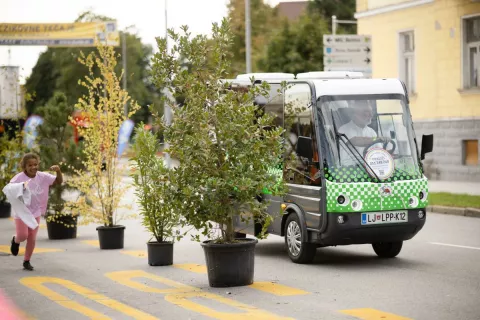 Električni minibus je poskusno že zapeljal po domžalskih ulicah. / Foto: Občina Domžale