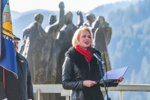 Slavnostna govornica predsednica Državnega zbora Republike Slovenije mag. Urška Klakočar Zupančič med govorom v Dražgošah. / Foto: Primož Pičulin