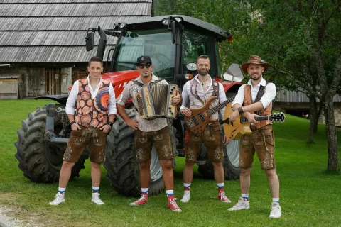 Fehtarji so novi videospot za pesem Podeželski Rock'nroll snemali na Jezerskem. / Foto: Neovisuals