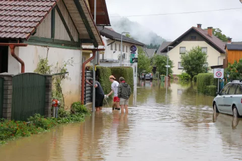 Poplavno varnost Stražišča, Bitenj, Šutne in Žabnice nameravajo zagotoviti s suhima zadrževalnikoma. Na fotografiji: poplave v Žabnici avgusta lani. / Foto: Tina Dokl