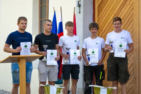 Najboljši na dijaškem tekmovanju, med njimi tudi dijaka BC Naklo - Aljaž Jakopič in Uroš Janša (prvi in drugi z desne) / Foto: Bojan Rupnik