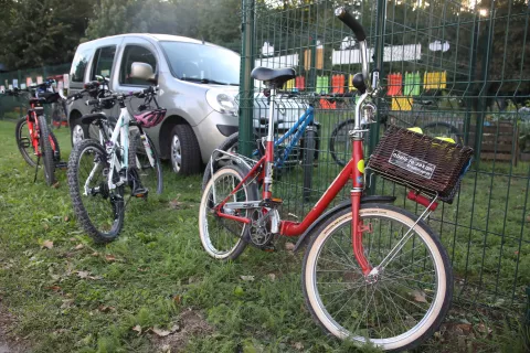 Radovljičani kolesarski izlet ob Evropskem tednu mobilnosti tradicionalno zaključijo z druženjem na šolskem biodinamičnem vrtu. / Foto: Gorazd Kavčič