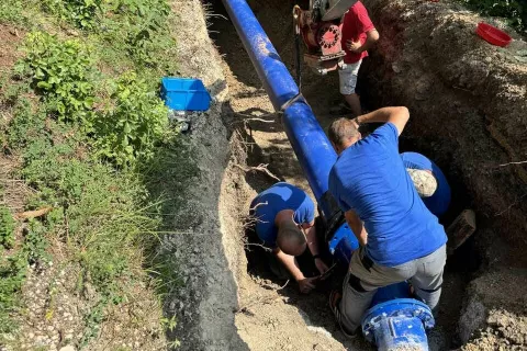 Da bi Gorjancem zagotovila zanesljivo oskrbo s pitno vodo tudi v primeru okvare magistralnega vodovoda, je Občina Gorje na lastne stroške že začela graditi prevezavo vodovoda. / Foto: arhiv Občine Gorje