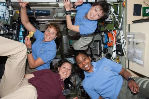  Tako so 6. aprila 2010 na ISS veselo lebdele štiri astronavtke: Tracy Caldwell Dyson, Dorothy Metcalf-Lindenburger, Naoko Yamazaki in Stephanie Wilson. / Foto: Foto: Wikipedija