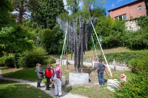 V Parku Evropa ponovno stoji obnovljeni spomenik NOB Draga Tršarja. / Foto: Aleš Senožetnik