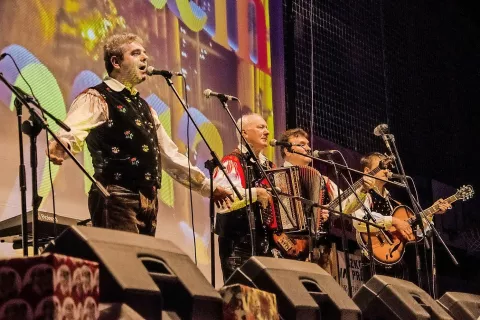 Ob nastopu Ansambla bratov Poljanšek so zadoneli 'Božični zvonovi'. / Foto: Primož Pičulin / Foto: 