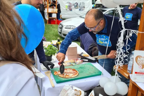 Na Festivalu je bilo verjetno največ ponudnikov sladic, a pred stojnicama, kjer so stregli posebni hamburger in pekli posebne pice je bila vedno vrsta. / Foto: Alenka Brun