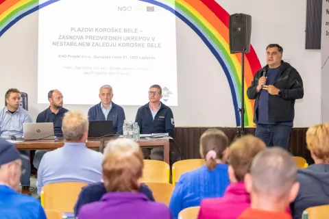 Srečanja se je udeležil tudi jeseniški župan Peter Bohinec, ki se je posebej zahvalil agrarni skupnosti, ki je omogočila, da se bodo na zemljiščih lahko začela izvajati dela. / Foto: Nik Bertoncelj