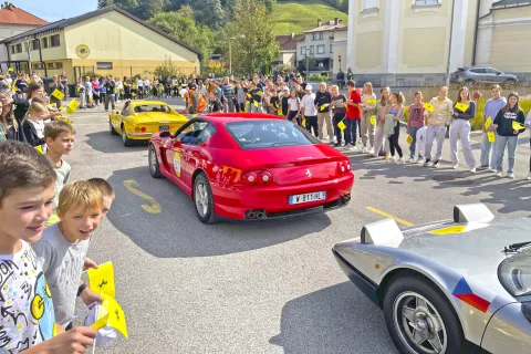 Povorka ferrarijev je minuli petek veliko pozornosti pritegnila tudi v Žireh. / Foto: Tanja Mlinar