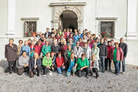 Pri Tavčarjevem dvorcu na Visokem so se včeraj zbrale predstavnice vseh enajstih gorenjskih društev kmečkih in podeželskih žena. / Foto: Tina Dokl / Foto: 