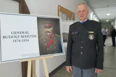 V galeriji Zlatin hodnik trenutno poteka razstava o Rudolfu Maistru in Maistrovih borcih iz Škofje Loke, ki ju je ob odprtju predstavil predsednik Domoljubnega društva general Maister Žiri Janez Jereb. / Foto: Vilma Stanovnik