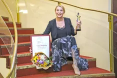 Prešernovo gledališče premiera predstave Kot vsa svobodna dekleta bsedilo Tanja Rivar, režija Mojca Madon na fotografiji z desne Darja Reichman dobitinica nagrade Julija za sezono 2023/24 / Foto: Tina Dokl