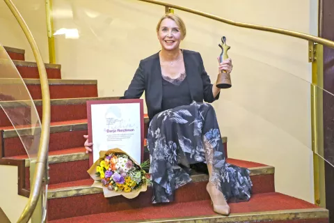 Prešernovo gledališče premiera predstave Kot vsa svobodna dekleta bsedilo Tanja Rivar, režija Mojca Madon na fotografiji z desne Darja Reichman dobitinica nagrade Julija za sezono 2023/24 / Foto: Tina Dokl