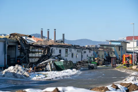 Posledice požara v industrijski coni na Trati / Foto: Primož Pičulin