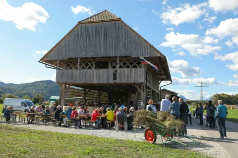 Jesen pod Črnetovim toplarjem je privabila številne obiskovalce, ki so na nedeljsko popoldne uživali v prijetnem druženju. / Foto: Tina Dokl