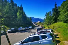 Tudi v letošnji poletni sezoni sta občini Kranjska Gora in Bovec parkiranje in pretočnost prometa na vrhu prelaza (še) urejali z reditelji. / Foto: Arhiv Gorenjski Glas